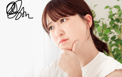悩んでいる女性の写真