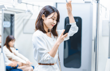 スマートフォンを見る女性
