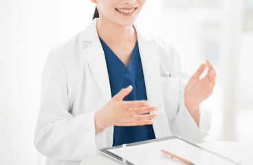 説明をする女性医師
