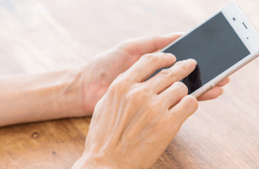 スマートフォンで相談する様子
