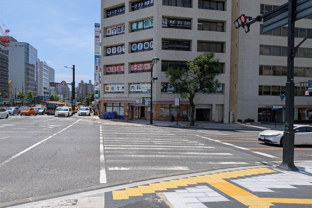 しずくクリニックアクセス_横断歩道渡る